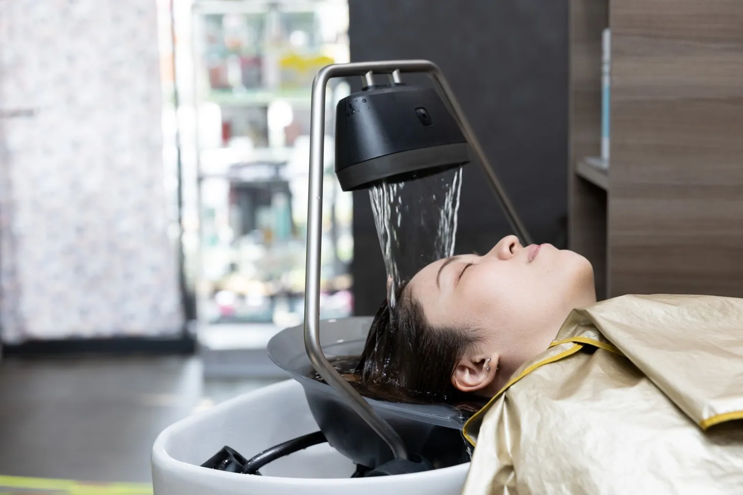 「短時間なのに驚くほど軽くなる、頭浸浴ヘッドスパ」